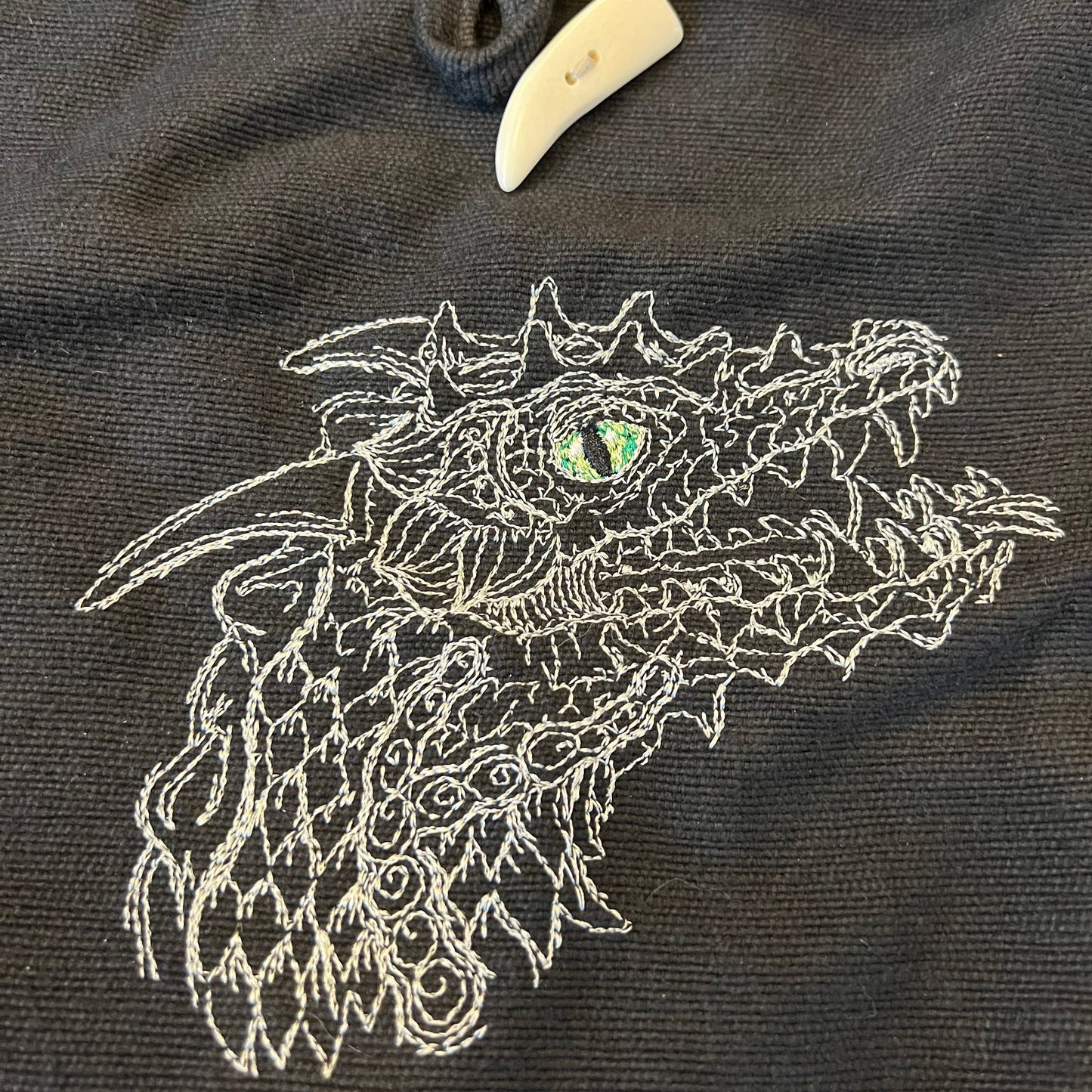 Große Umhängetasche Schwarz mit Drachenkopf